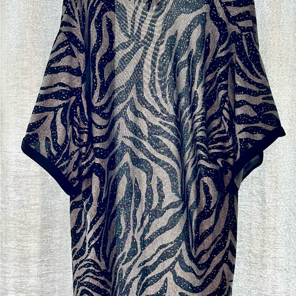 Bobeau Black and Gray Textured Top - Picture 2 of 4